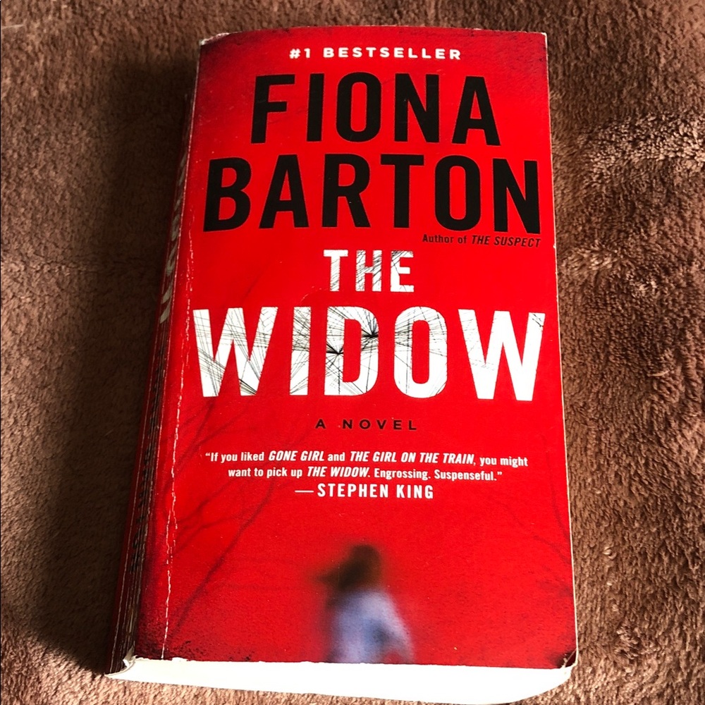 Fiona Barton "The Widow" Paperback Novel - Red Cover guc